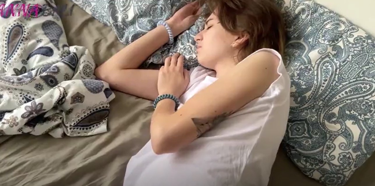 Lagi tidur di paksa ngewe