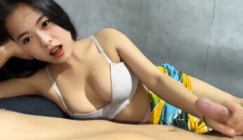 BOKEP INDO Si Cantik Lagi Ngurut Kontol